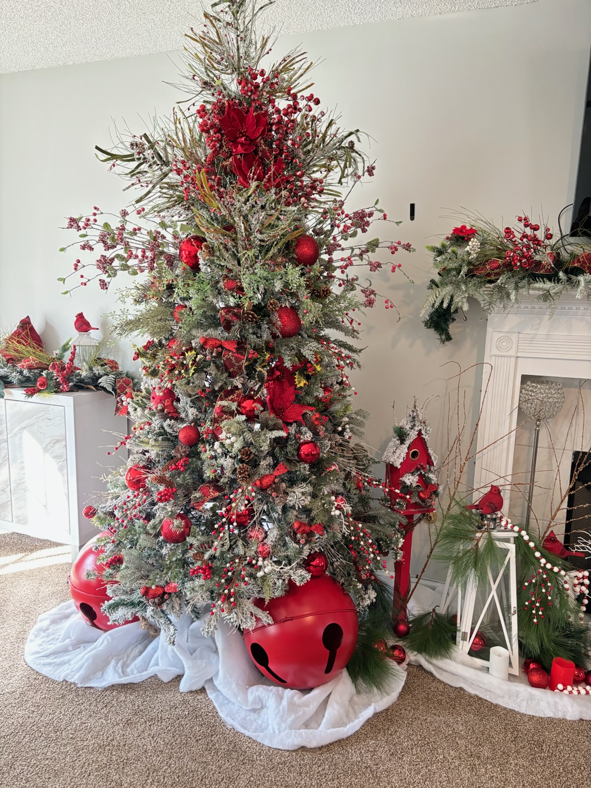 Red Cardinal Christmas Tree
